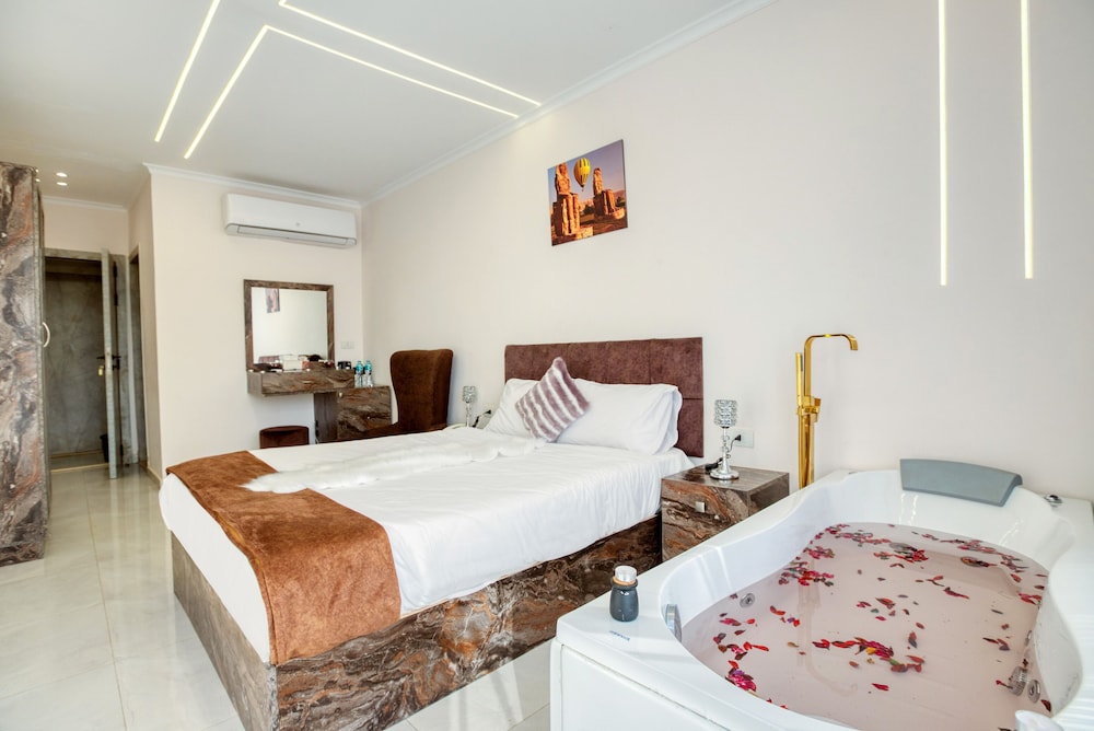 Superior Double Room, 1 King Bed, Non Smoking, Mountain View photo 2