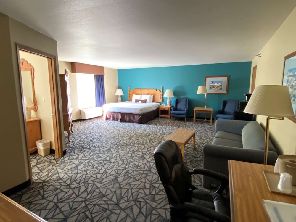 Suite, 2 Queen Beds, Non Smoking, Refrigerator & Microwave (with Sofabed) - Photo 3