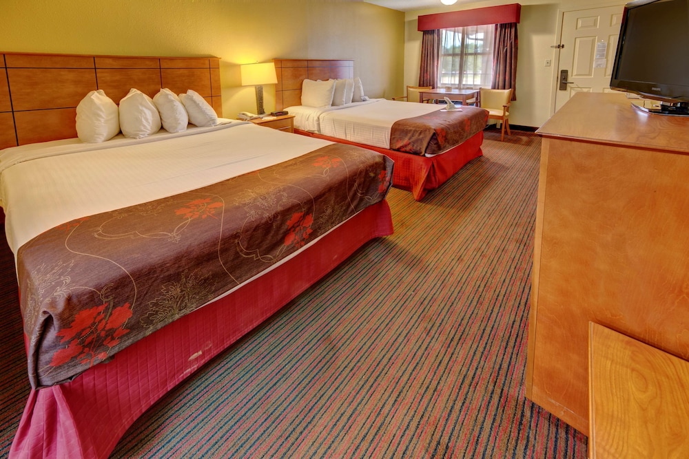 Suite, Multiple Beds, Non Smoking, Refrigerator & Microwave photo 3