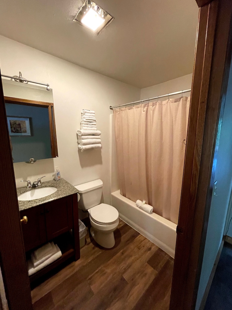 Basic Cabin, 2 Bedrooms, Resort View, Slope side photo 2