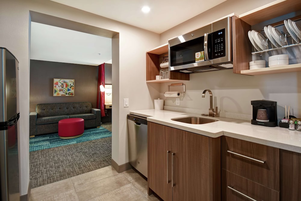 Suite, 1 King Bed, Accessible (Roll-In Shower) photo 3