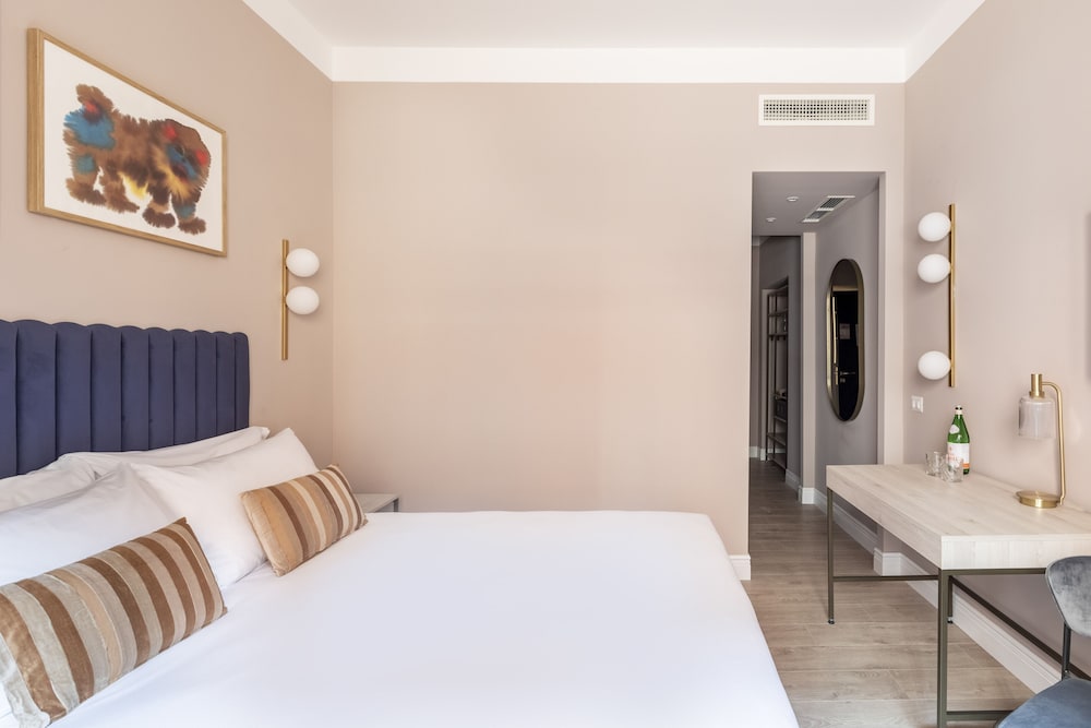 Large Room with Extra Single Bed photo 3