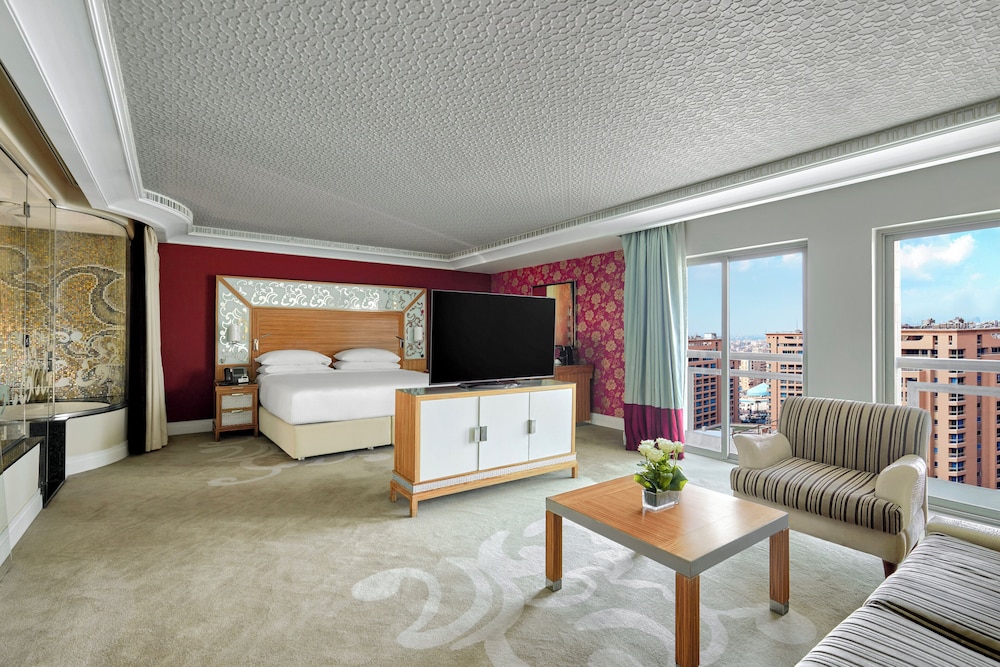 Club Suite, 1 King Bed, Accessible, Club Lounge Access