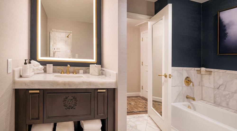 Suite, 1 King Bed (Theodore Roosevelt, Wash Monmt View)