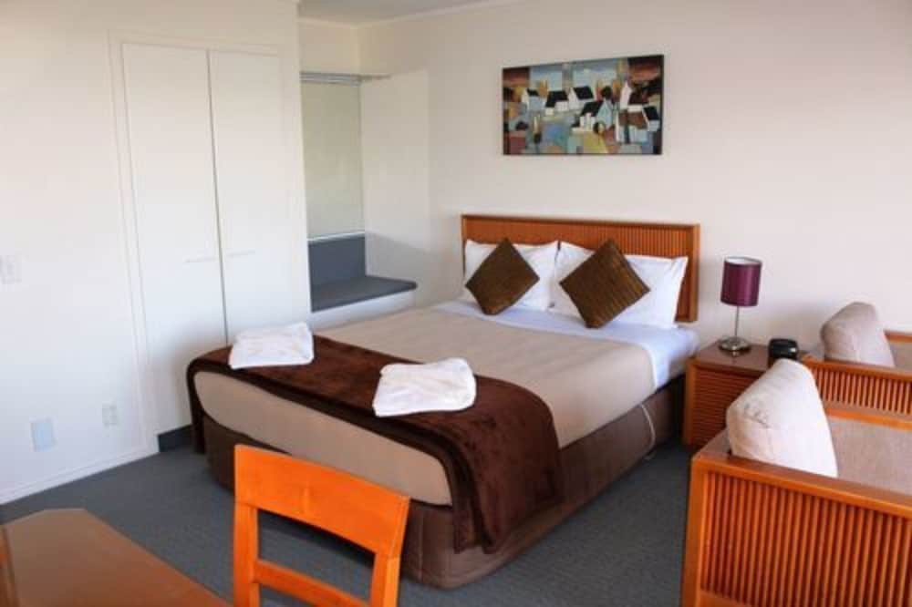 Sea View 1 Bedroom Suite, Ground Level (1 Double and 2 Single Beds) - Photo 2