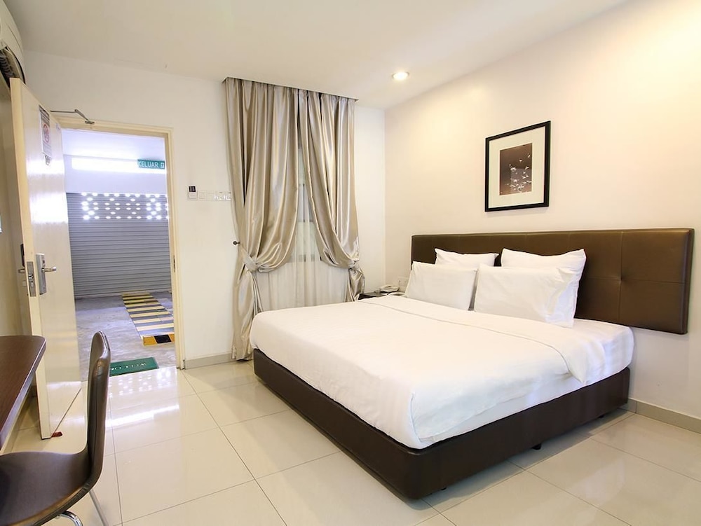 Suite, No Windows (Motel)