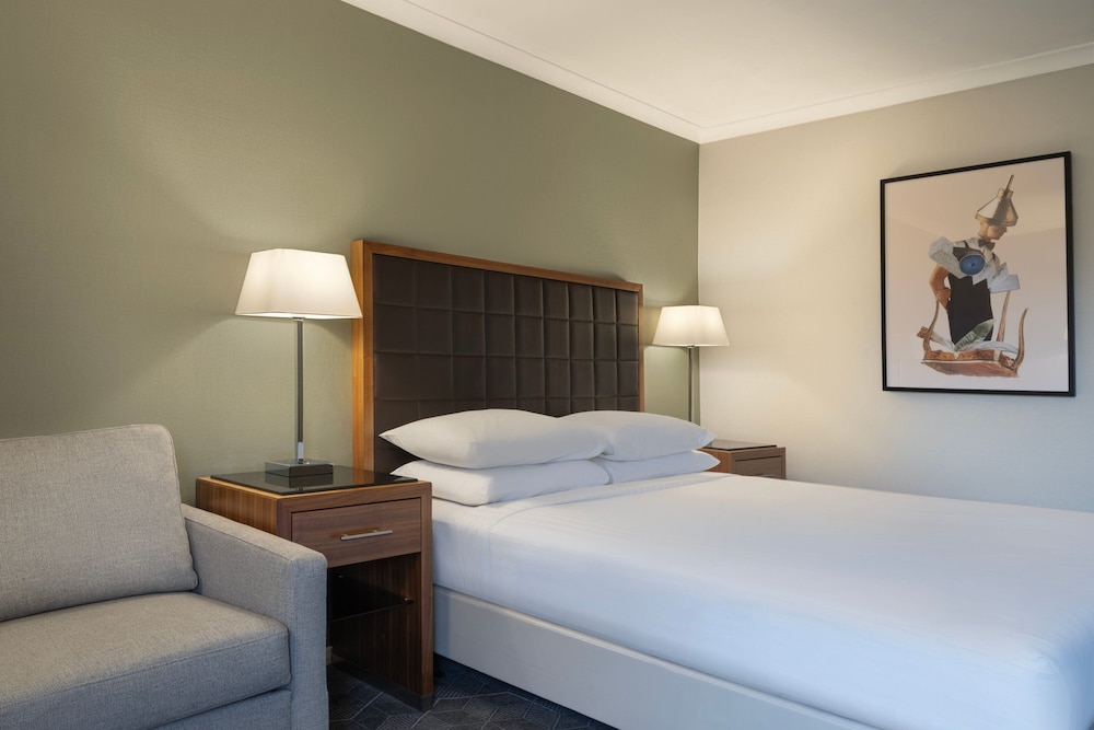 Premium Room, 1 Queen Bed with Sofa bed - Photo 1
