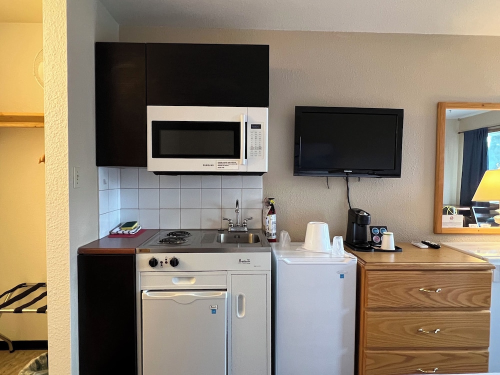 Kitchenette 1 King Bed photo 2