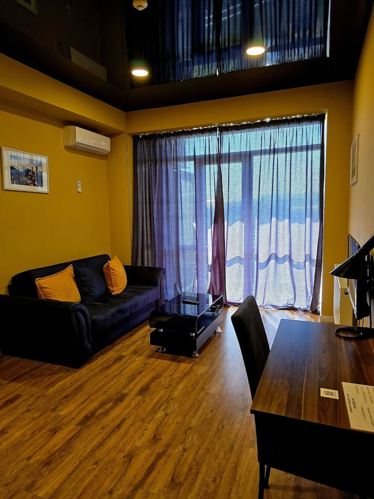 Deluxe Suite - Photo 9