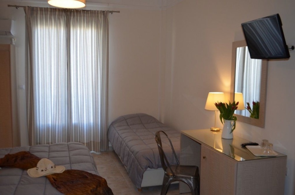 Standard Triple Room, City View photo 2