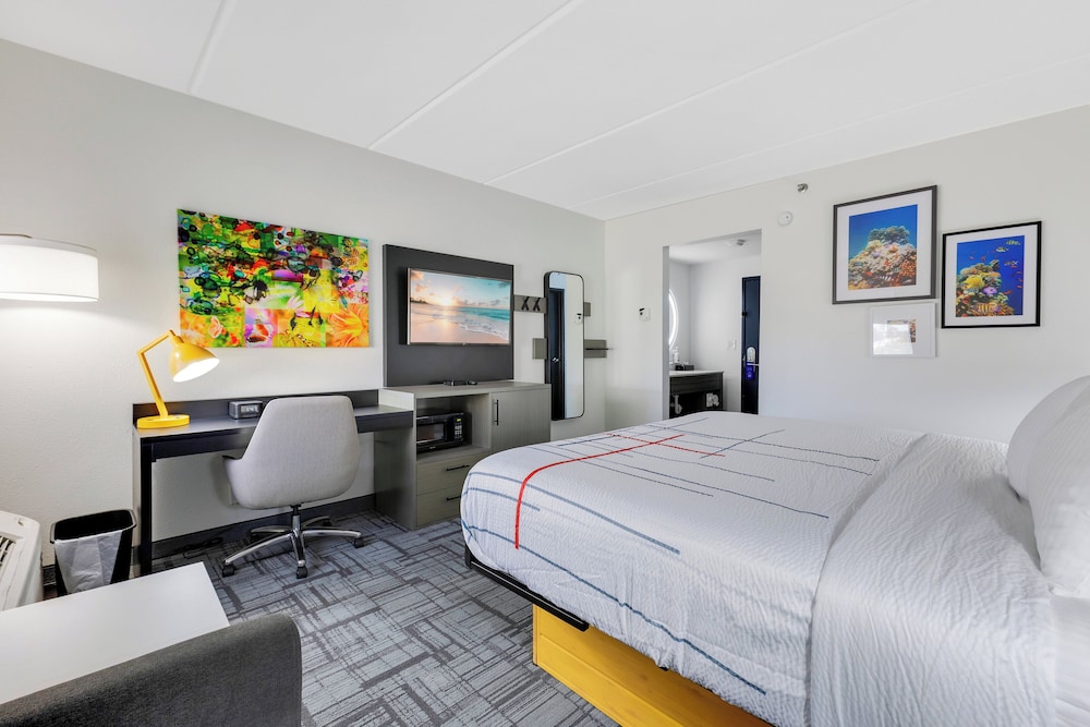 Room, 1 King Bed, Non Smoking - Photo 5