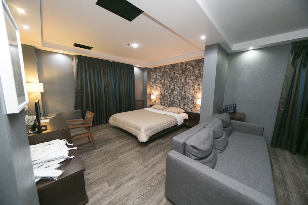 Suite - Photo 1