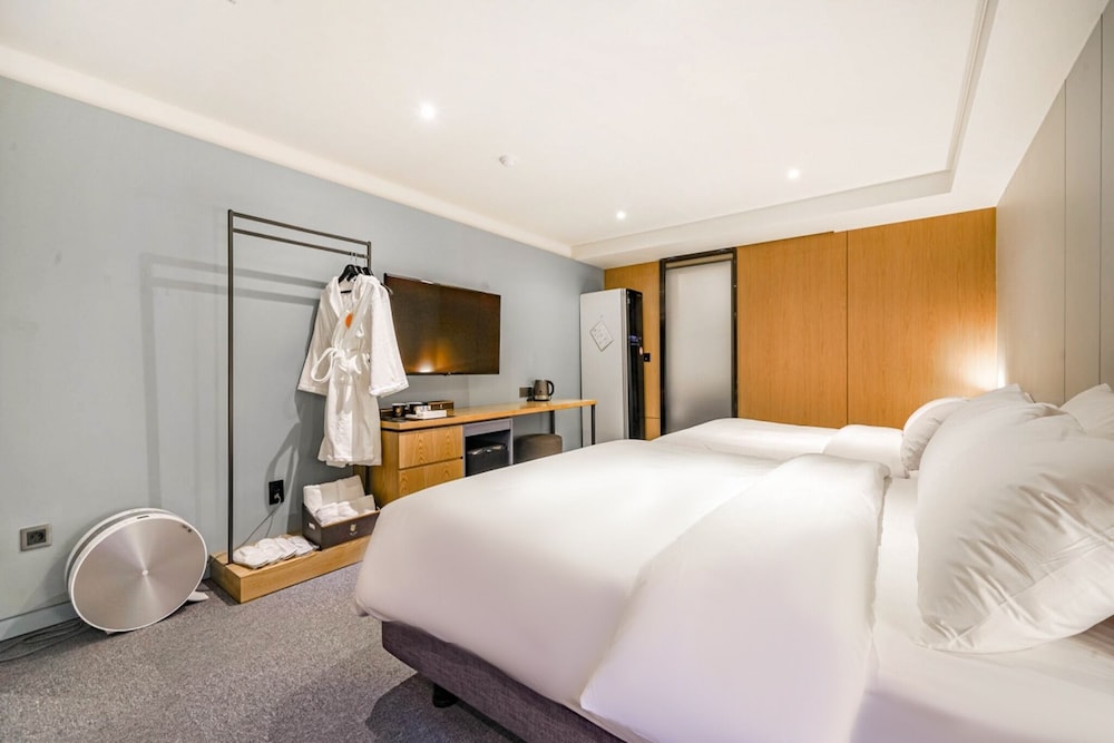Family Twin - OTT services free viewing, Latex motion bed, Bathtub, Safe, Free parking - Photo 3