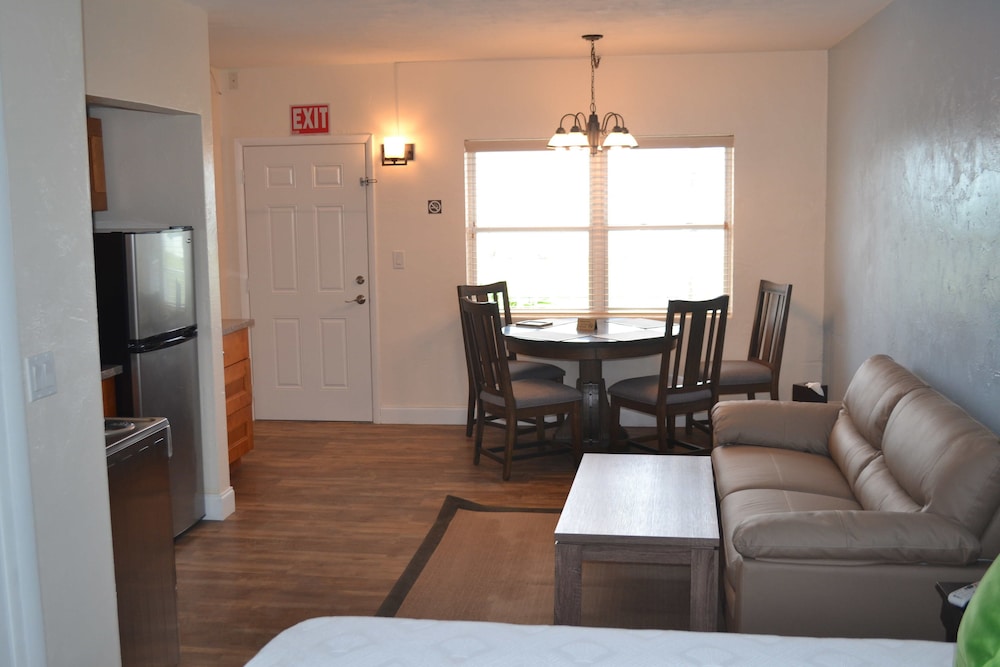 Deluxe King with Kitchen photo 3