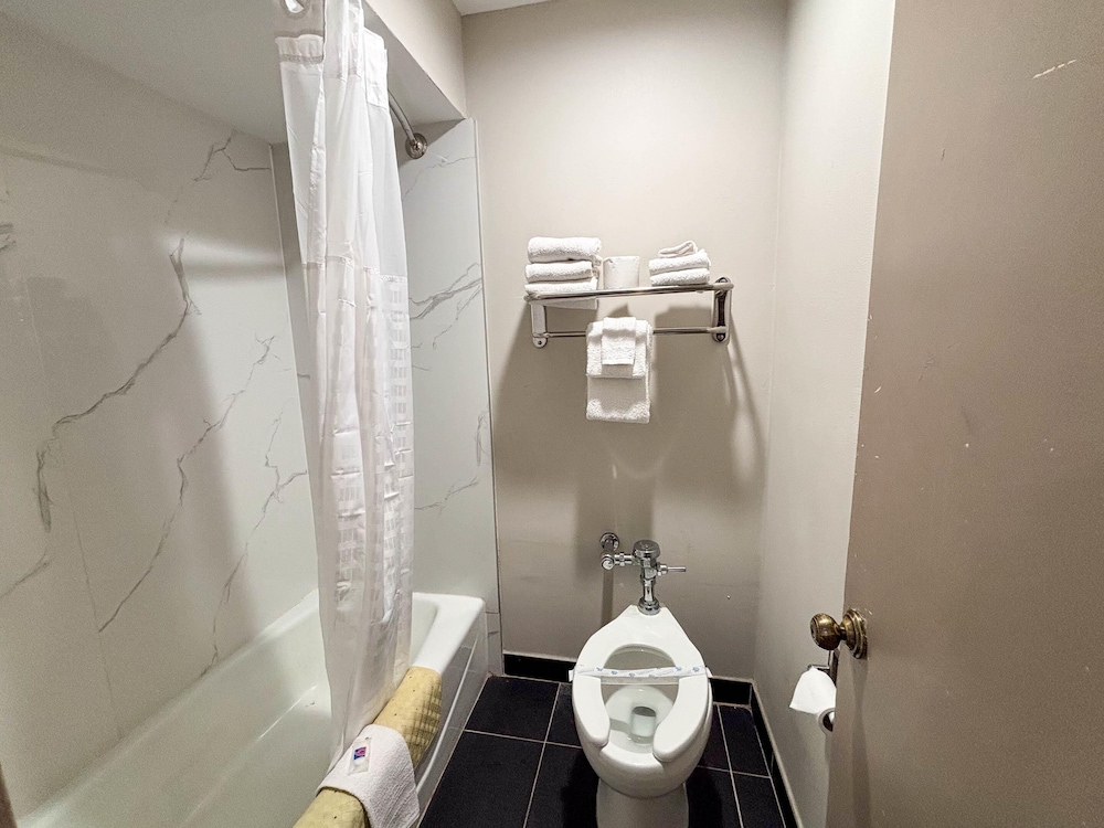 Standard Room, 2 Double Beds, Non Smoking, Refrigerator & Microwave - Photo 7