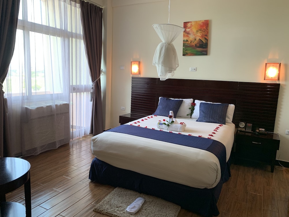 Standard Room, 1 King Bed, Balcony, City View photo 3