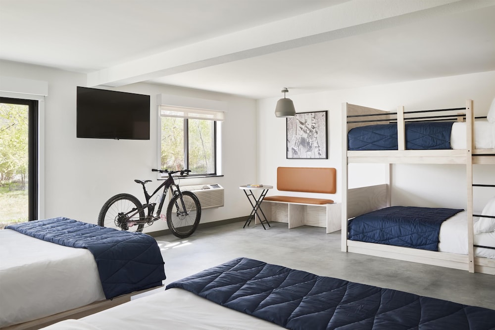 Room, Multiple Beds, Accessible, Balcony (Mobility & Hearing, Roll-In Shower) - Photo 1