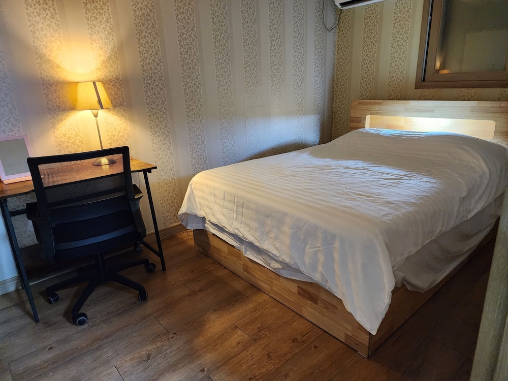 Deluxe Studio Suite, 1 Queen Bed photo 1