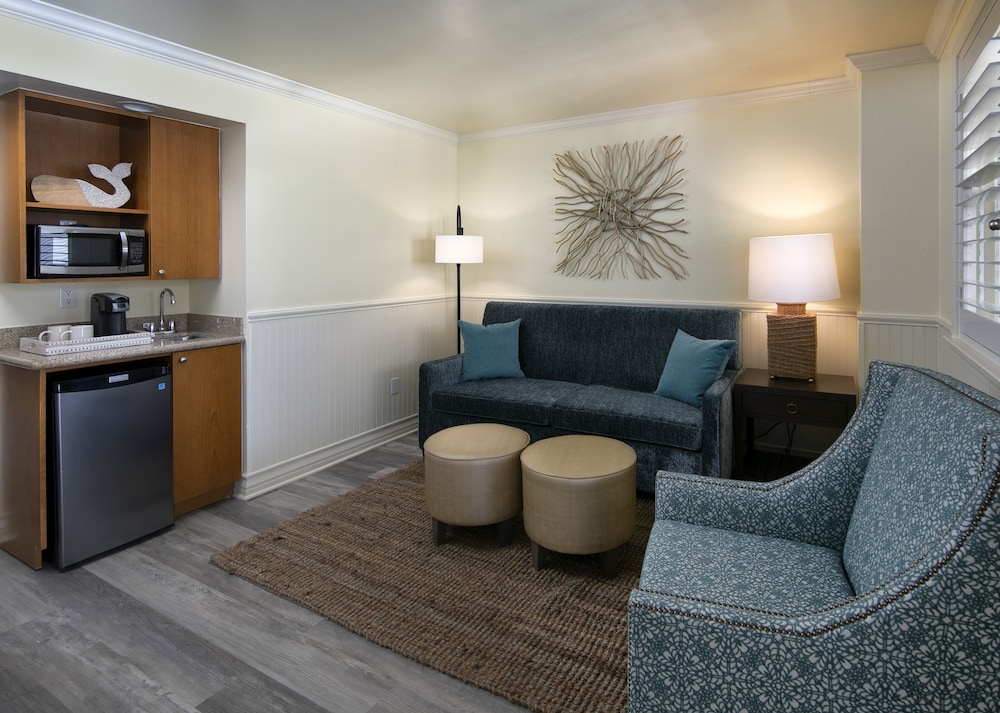 Luxury Suite, 1 King Bed, Oceanfront - Photo 2
