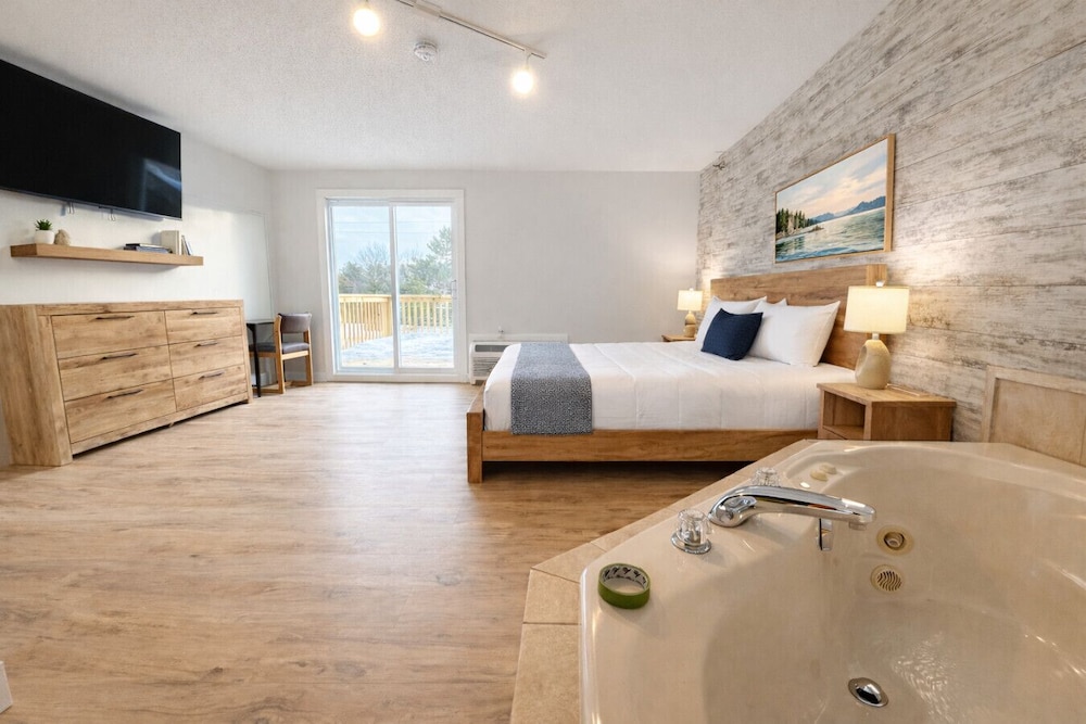 Suite, 1 King Bed (Whirlpool) photo 1