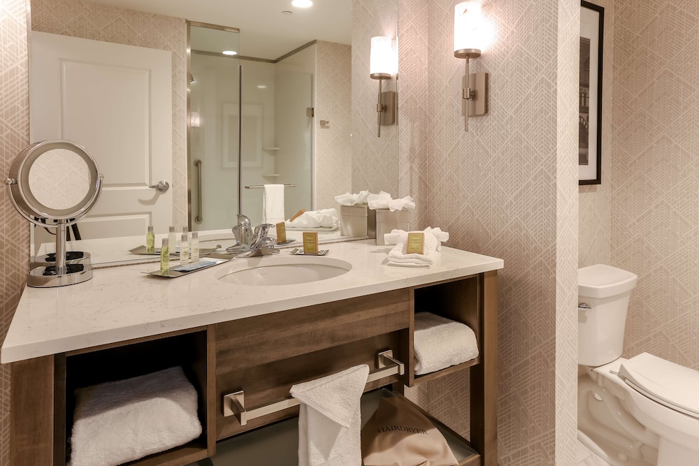 Suite, 1 King Bed with Sofa bed, Corner