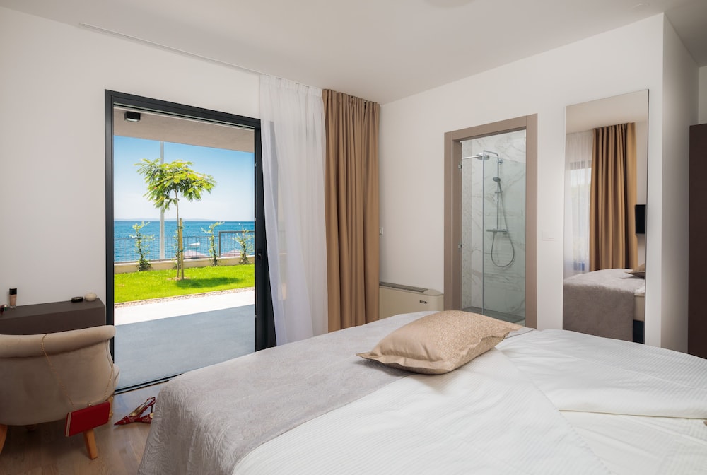 Luxury Apartment, 4 Bedrooms, Sea View, Beachside