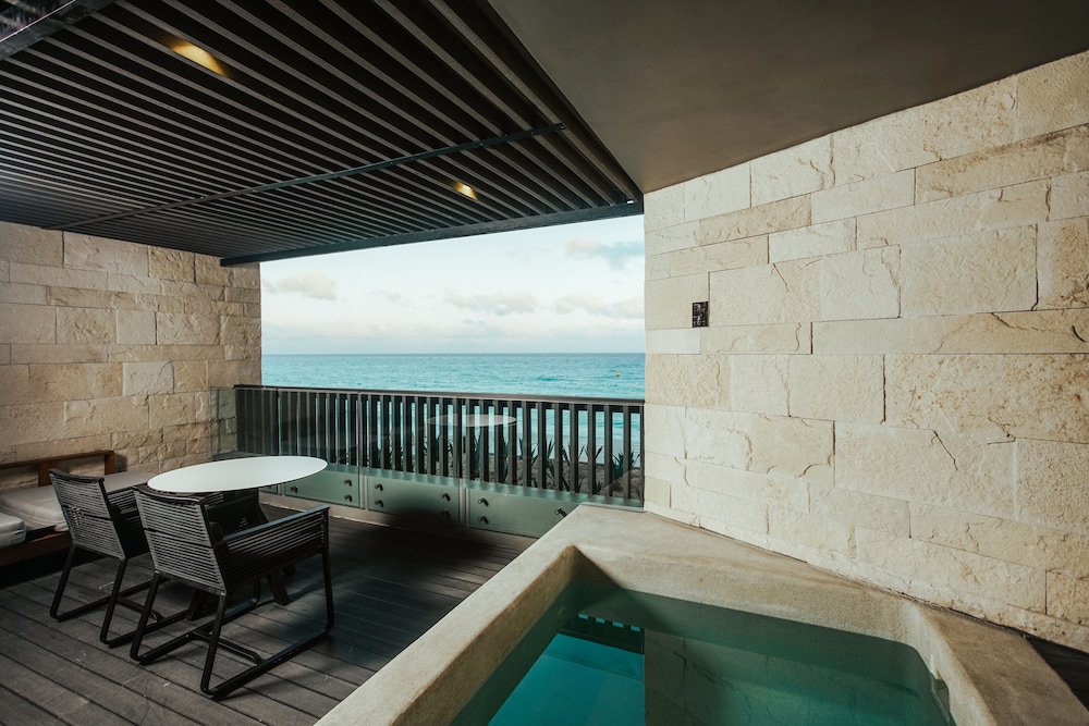 Plunge Pool Suite King And Club Access