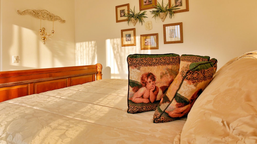 Standard Room, 1 King Bed, Ensuite photo 2