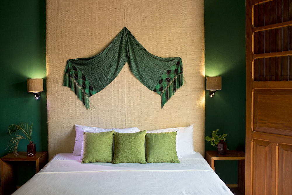 Deluxe Room, 1 King Bed photo 2