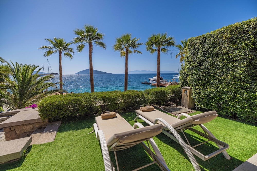 Deluxe Suite, 1 King Bed, Beachfront