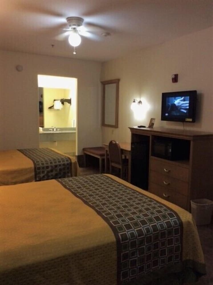 Deluxe Room, 2 Queen Beds, Smoking - Photo 12