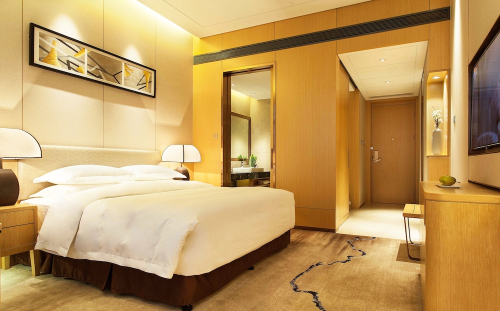 Deluxe Room, 1 King Bed, Smoking photo 1