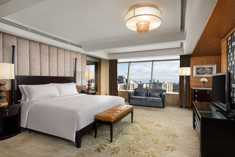 Junior Suite, 1 King Bed, Club Lounge Access - Photo 5