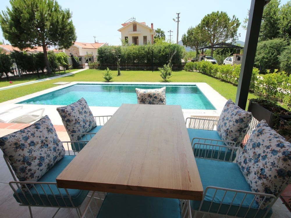 Villa photo 2