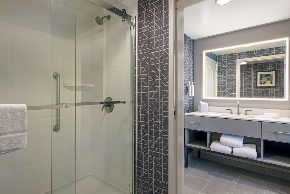 Premium Suite, 2 Queen Beds, Accessible (Hearing) - Photo 17