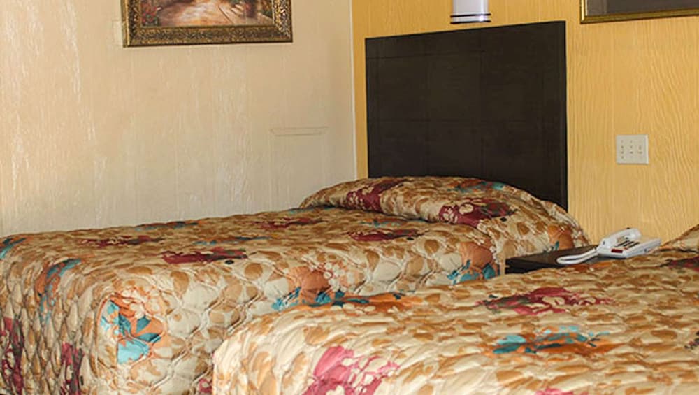 Room, 2 Queen Beds, Non Smoking - Photo 4