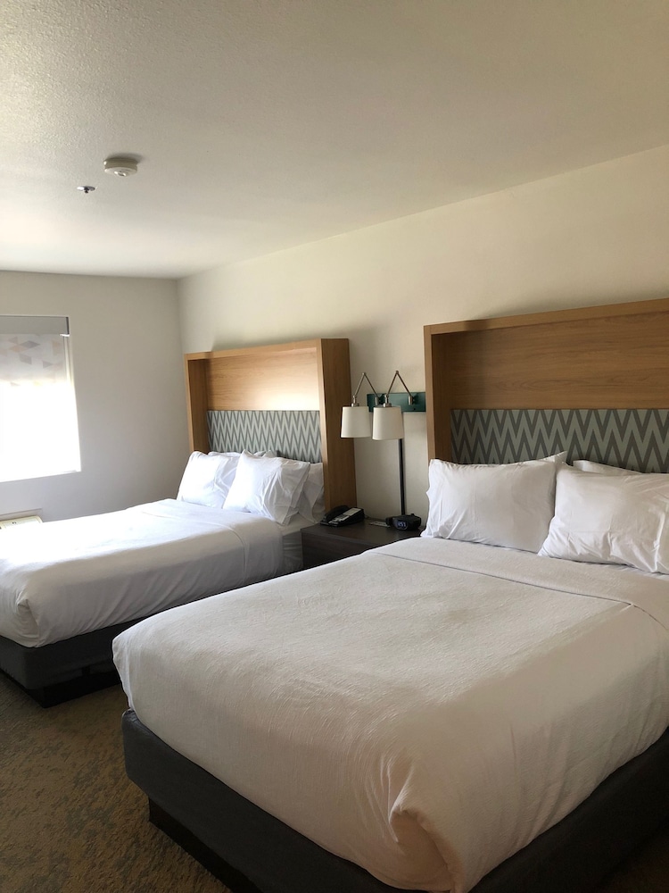 Standard Room, 2 Queen Beds - Photo 1