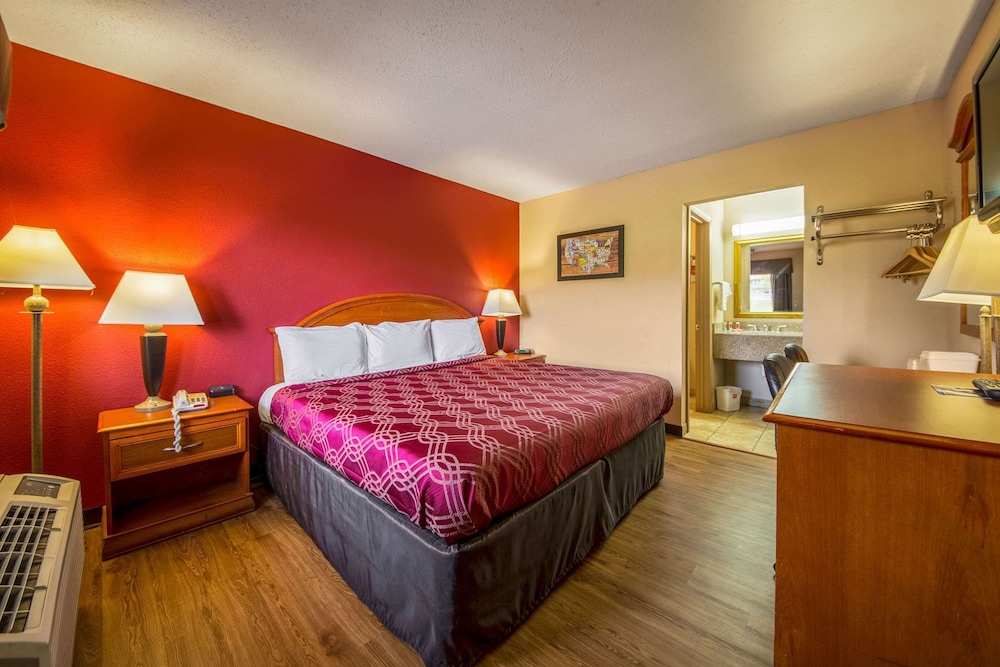 Standard Room, 1 King Bed, Non Smoking - Photo 3