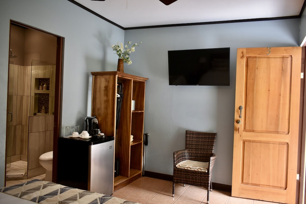 Basic Double Room, 1 Queen Bed, Garden View photo 3