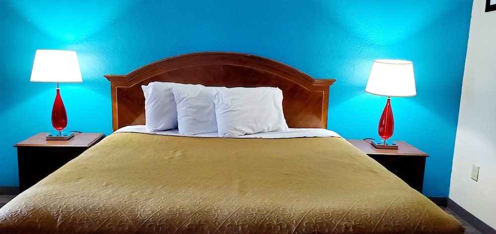 Basic Room, 1 King Bed