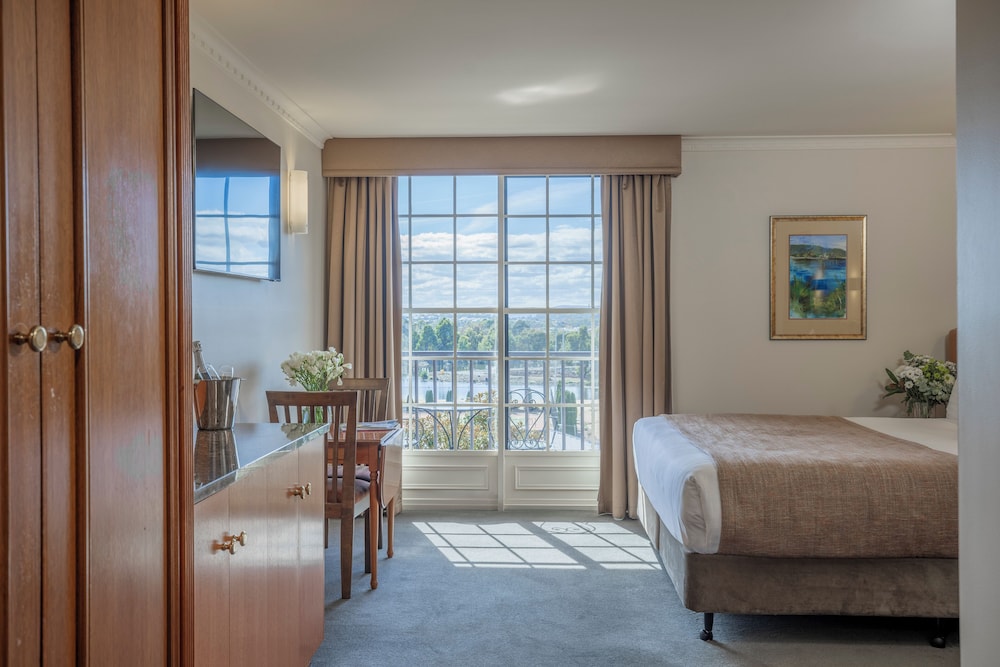Executive Room, 1 King Bed, Courtyard View - Photo 3