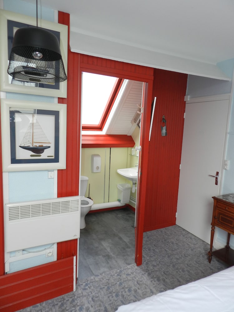 Quadruple Room with SKYLIGHT (4 adults + 1 child) photo 2