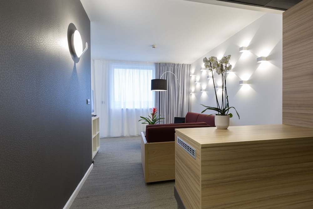 Suite, 1 King Bed - Photo 17