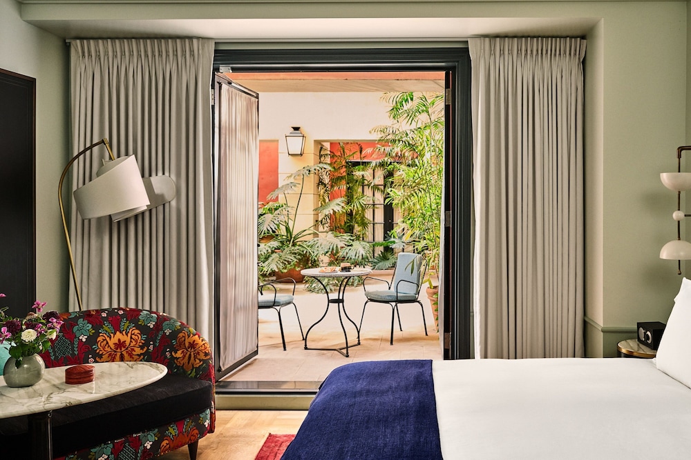 King Room with One King Bed and Patio (Non Smoking)
