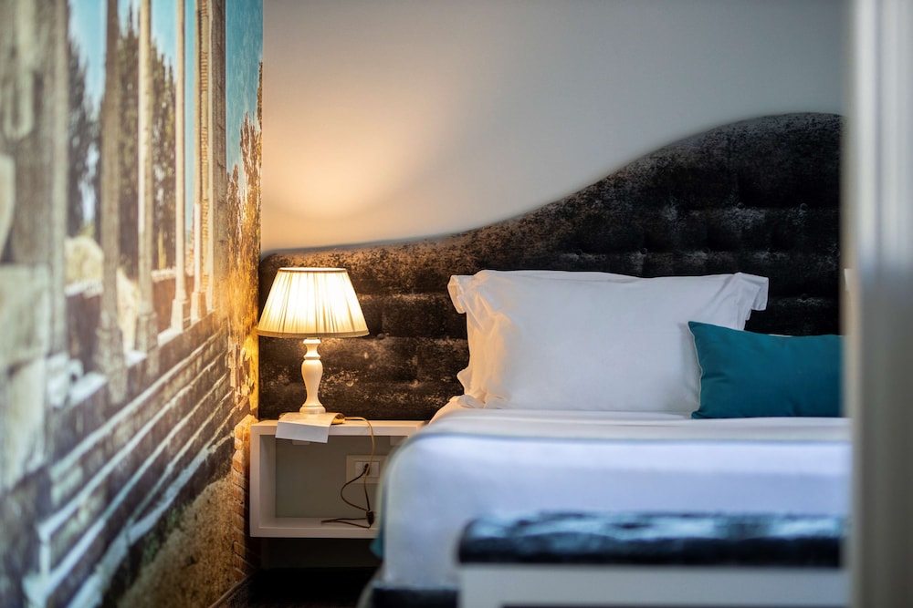 Executive Suite, 1 King Bed, Non Smoking, Garden View (with Two Single SofaBeds) photo 3
