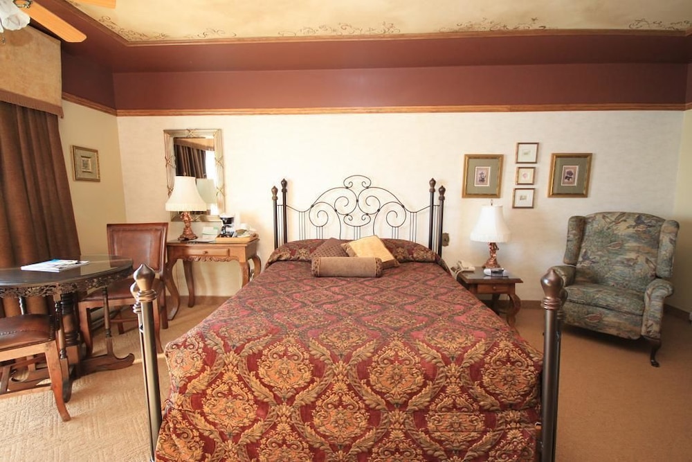 Standard Room, 1 Queen Bed, River View photo 3