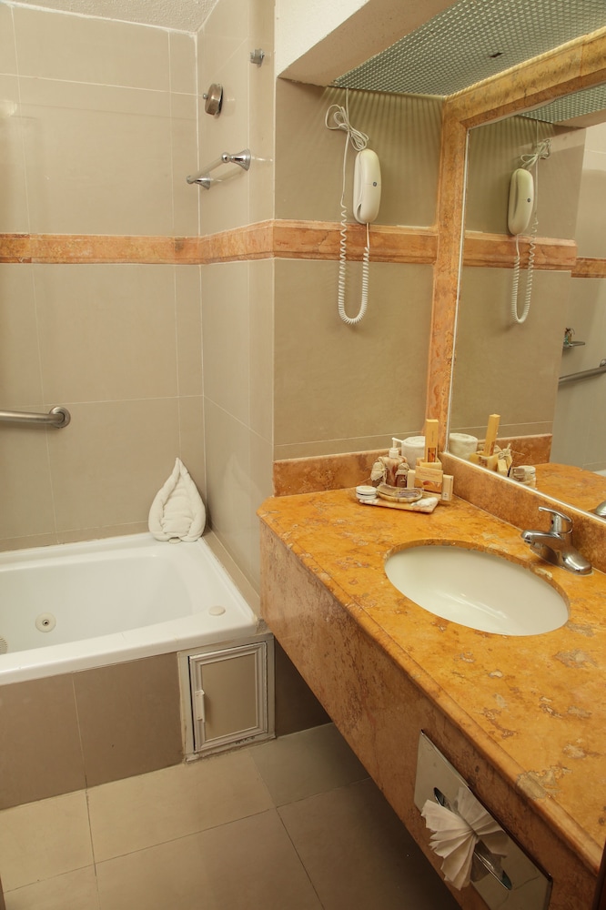 Master Suite, 2 Bedroom, Kitchenette, Bathtub - Photo 10