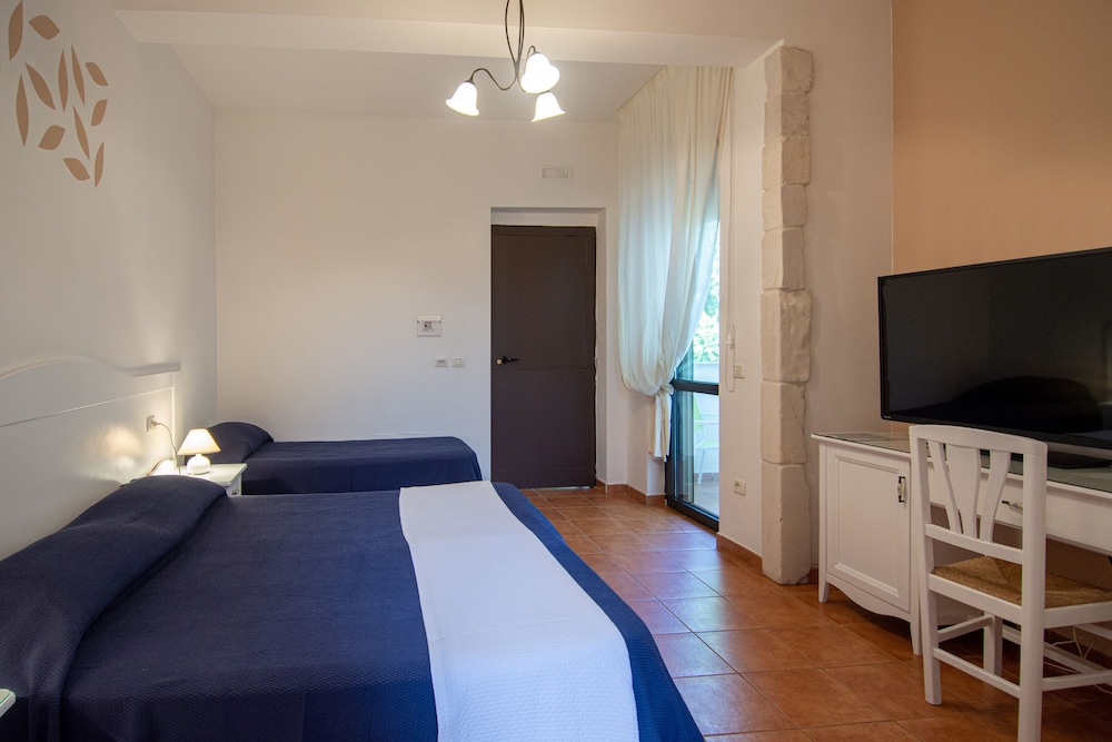 Triple Room, Multiple Beds, Garden View photo 1