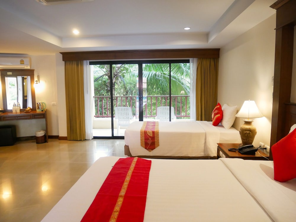 Triple Beds, Poolside - Photo 1
