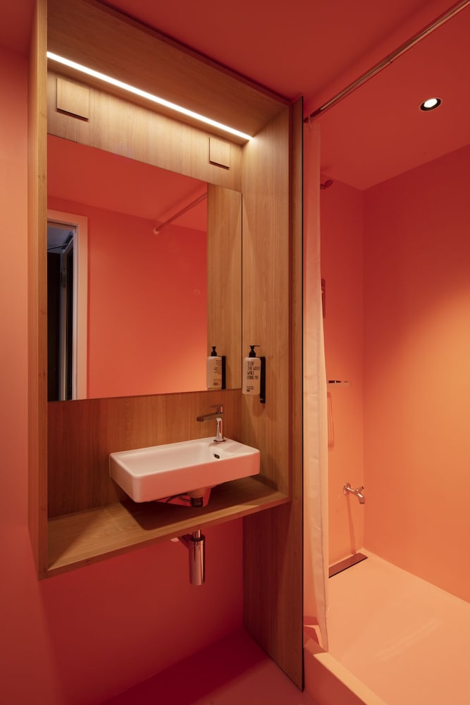 Superior Twin Room thumbnail 5